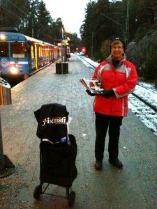 Eva-Marie Åkesson, marknad, delar ut Finansliv vid Saltsjöbanan.